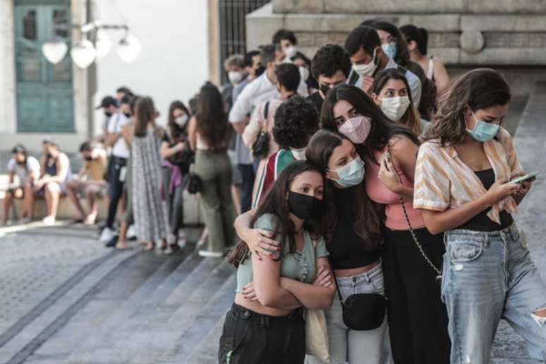 Fila de vacinação contra a Covid-19 no Rio de Janeiro