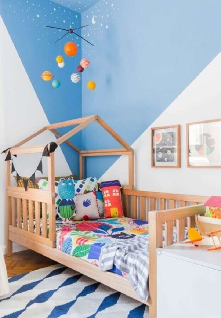 15. Decoração de quarto infantil masculino pequeno com cama casinha azul e branco – Foto: MOOUI