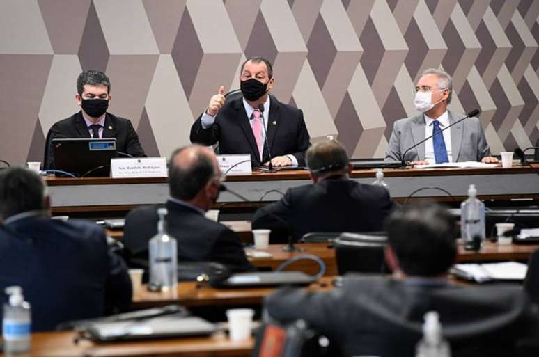 Omar Aziz (centro), presidente da CPI da Covid; Randolfe Rodrigues, vice (à esq.); e o relator Renan Calheiros