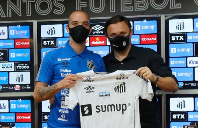 Diego Tardelli foi apresentado pelo Santos nesta sexta-feira (Foto: Reprodução/Santosfc)