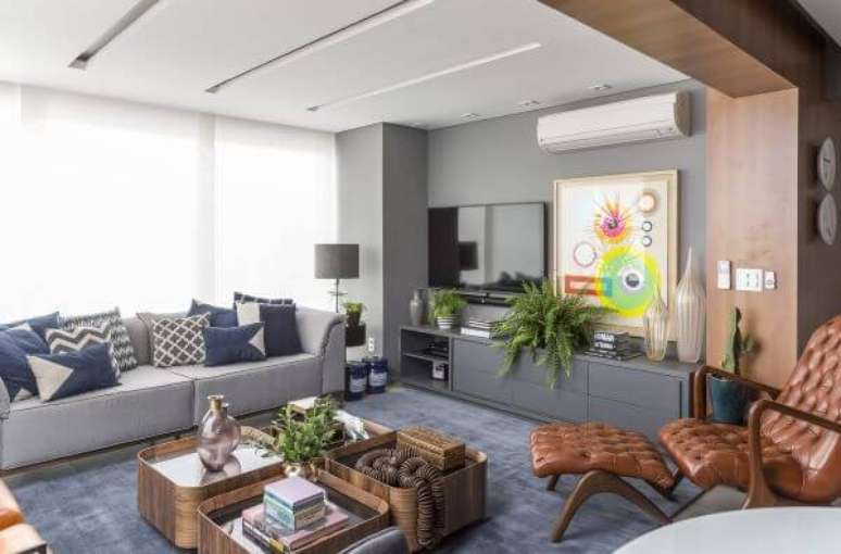 35. Sala cinza com almofadas grandes e decoração moderna – Foto Altera Arquitetura