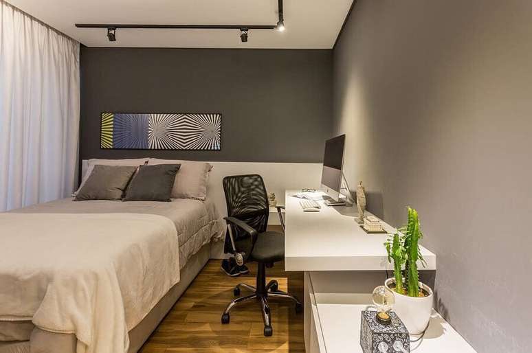 37. Ideias de quarto masculino pequeno cinza e branco decorado com escrivaninha suspensa – Foto: Lumi Arquitetura