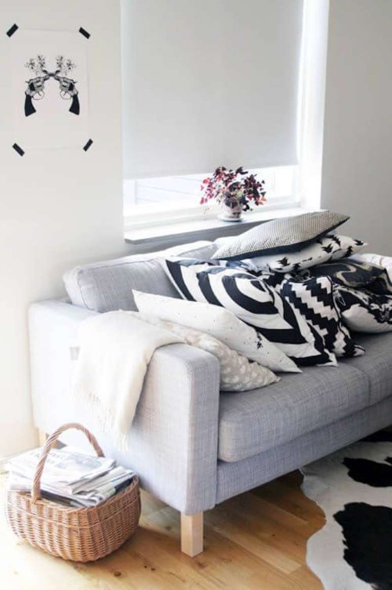48. Sofá com tecido para almofada estampada – Foto Flair Magazin
