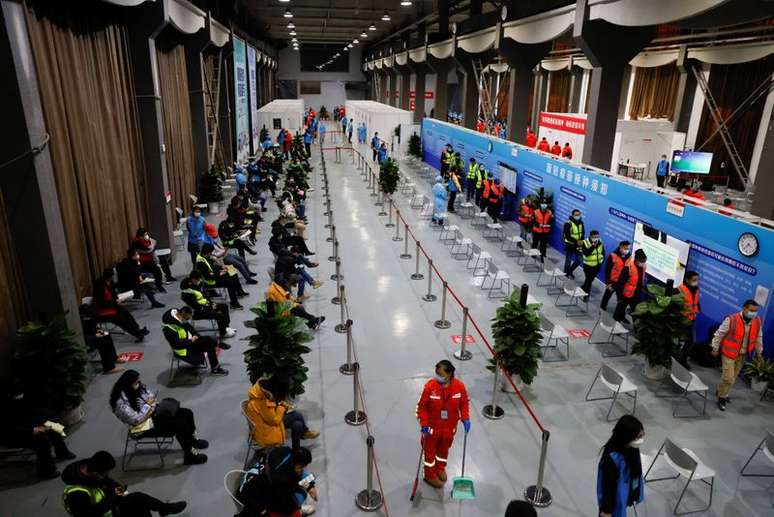 Pessoas recebem dose da vacina contra a Covid-19 em Pequim, China
15/01/2021 REUTERS/Carlos Garcia Rawlins