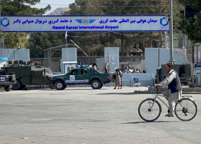 Forças do Taliban bloqueiam estradas ao redor do aeroporto após as explosões de quinta-feira em Cabul, Afeganistão
27/08/2021 REUTER/Stringer