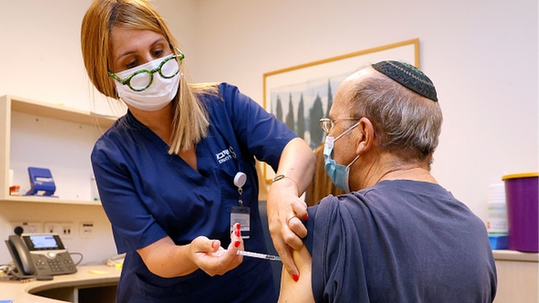 Israel foi um dos primeiros lugares do mundo a adotar a política de aplicar a terceira dose da vacina em alguns grupos