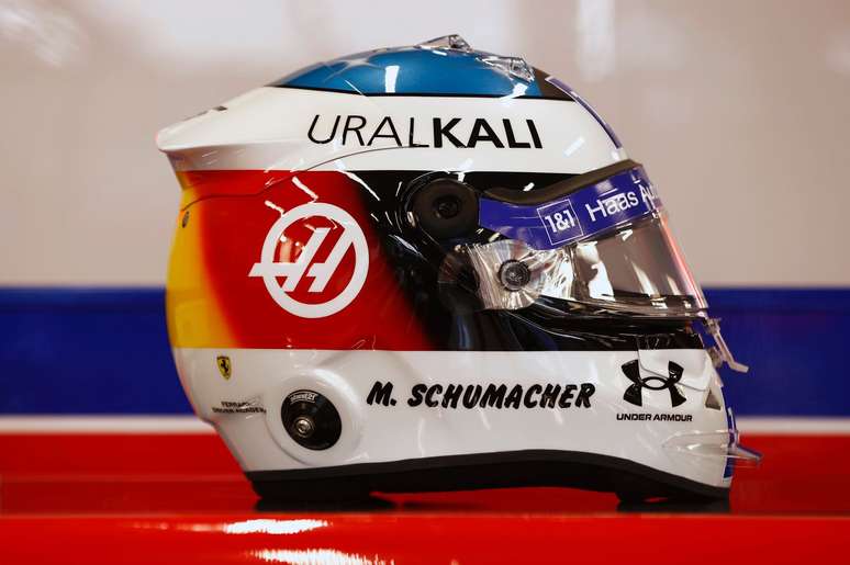 Mick Schumacher homenageia o pai com o capacete alusivo à estreia do heptacampeão há 30 anos 