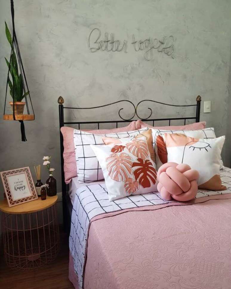 13. Cama decorada com almofadas grandes em tons de rosa e branco – Foto Nossoape 101