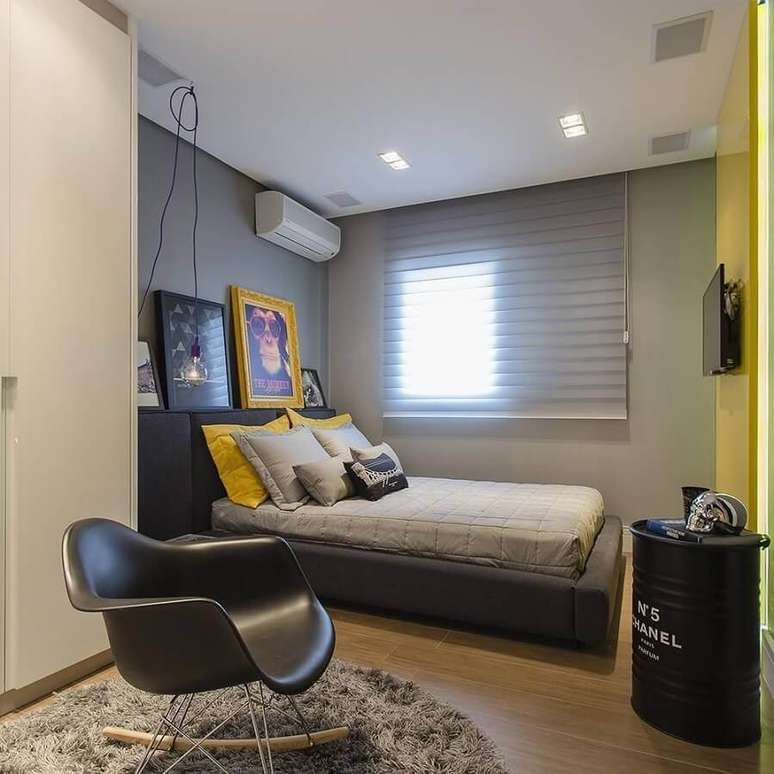 55. Quarto masculino pequeno decorado com tonel preto e cadeira de balanço – Foto: Bárbara Dundes