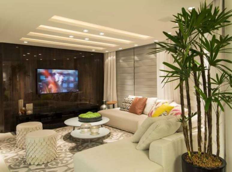 43. Sala de tv com sofá redondo e almofadas grandes coloridas – Foto Anna Maya Arquitetura