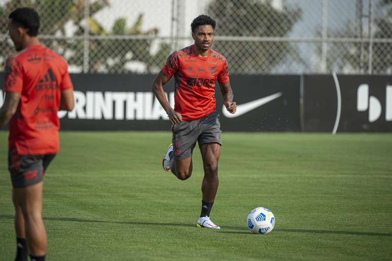 Vitinho durante treino do Flamengo no CT do Corinthians; ele é candidato a substituir Bruno Henrique contra o Santos
