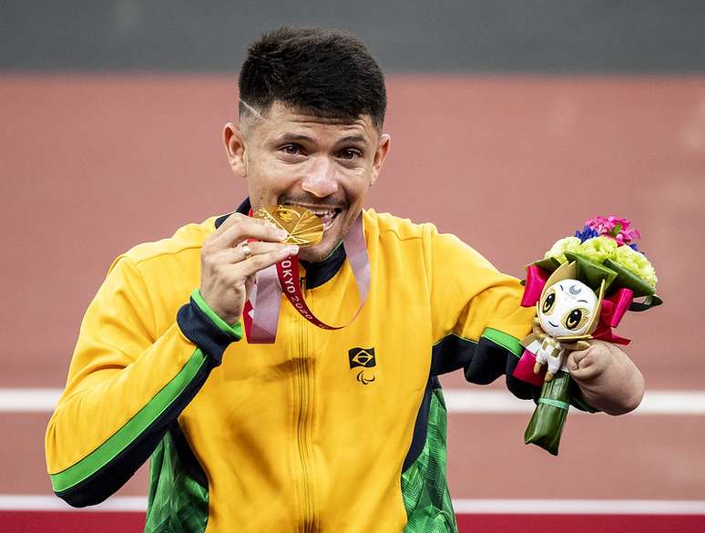 Petrúcio Ferreira garante o ouro nos 100m T47