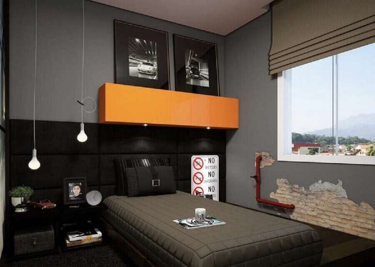 23. Decoração de quarto masculino pequeno em tons de cinza com armário aéreo laranja – Foto: Decor Fácil