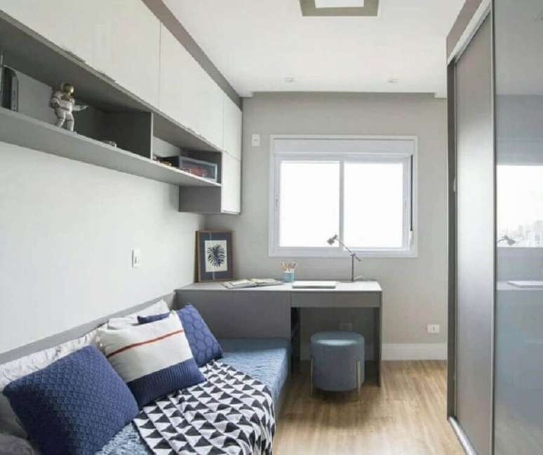31. Decoração simples para quarto masculino solteiro pequeno com escrivaninha cinza – Foto: Michele Gagliard