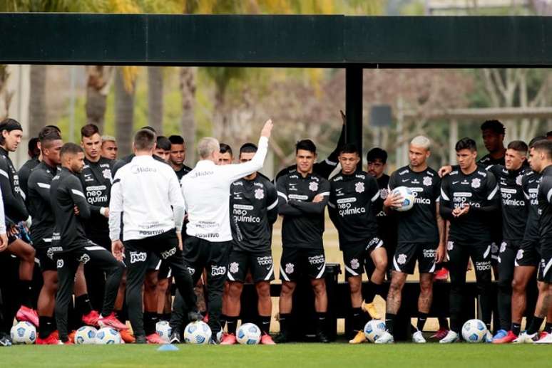 Jogadores receberam o pagamento atrasado na última quinta-feira (Foto: Rodrigo Coca/Ag. Corinthians)