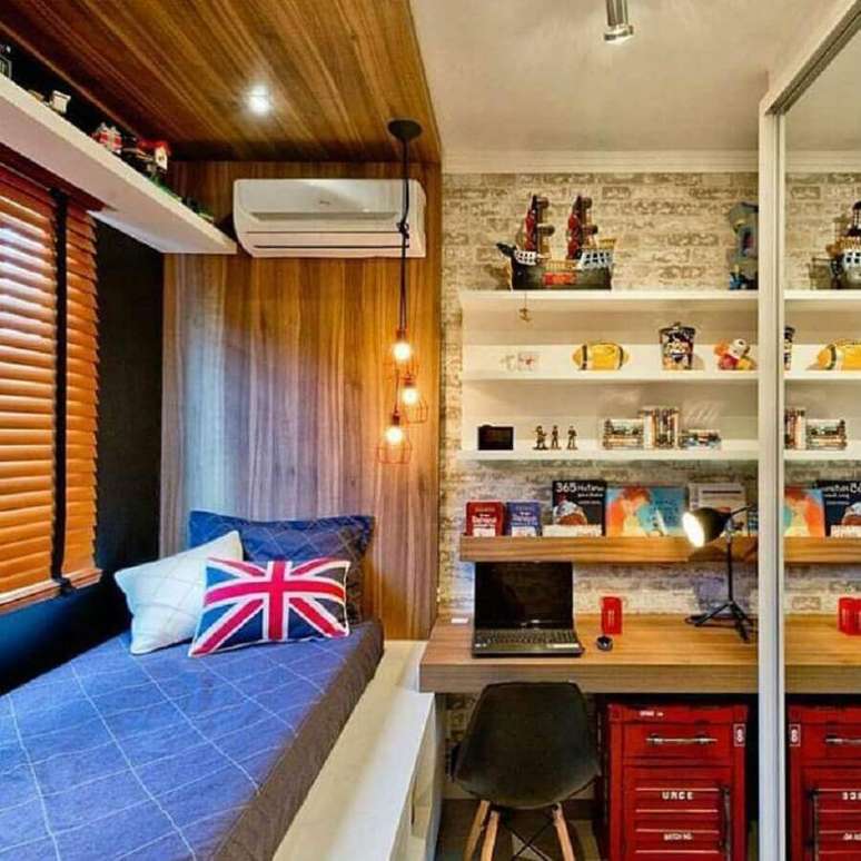 16. Decoração de quarto masculino moderno pequeno com cabeceira de madeira planejada – Foto: L A Arquitetura