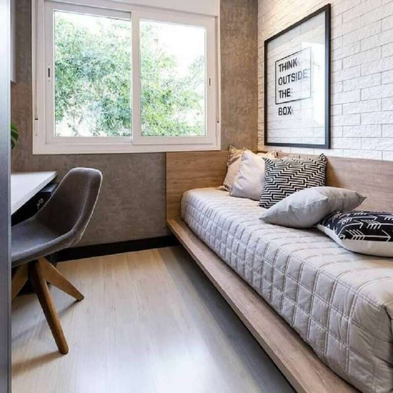 54. Quarto masculino pequeno decorado com parede de cimento queimado e cama de madeira planejada – Foto: A2 Arquitetura