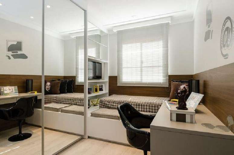 26. Decoração de quarto pequeno masculino com moveis planejados – Foto: Sakuma Arquitetura