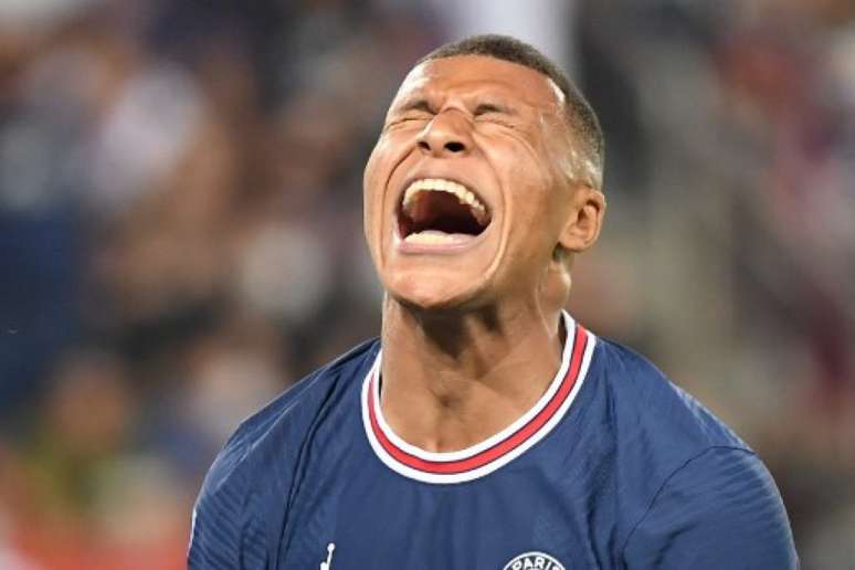 Mbappé segue com o futuro em aberto (BERTRAND GUAY / AFP)