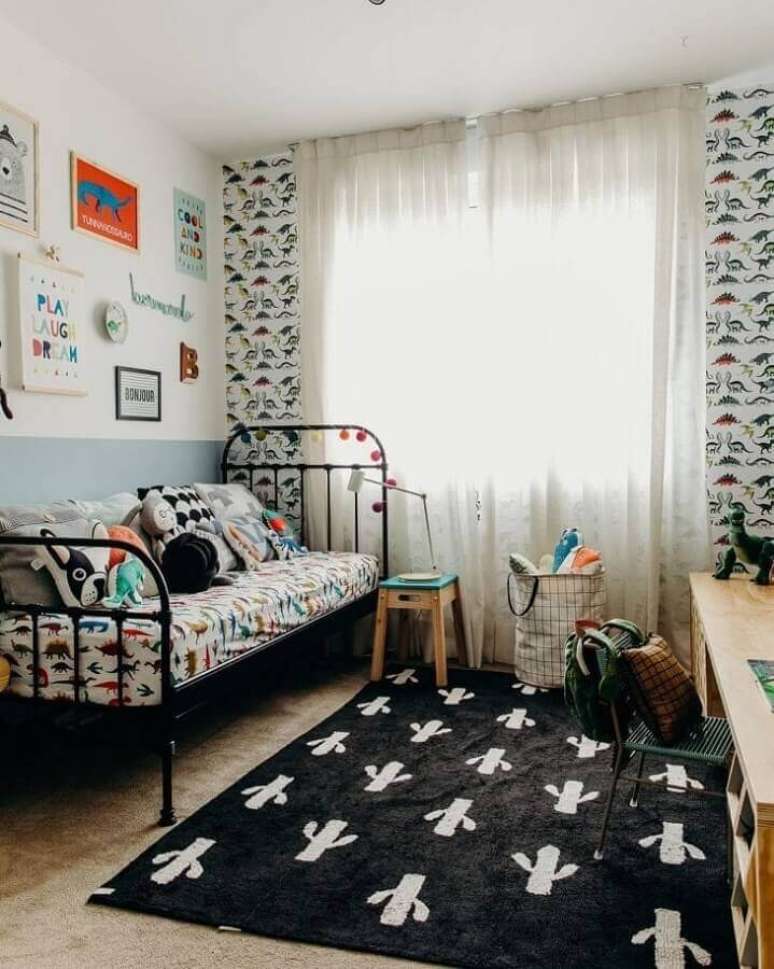 11. Cama de ferro para decoração de quarto infantil masculino pequeno e simples – Foto: Gabi Marques