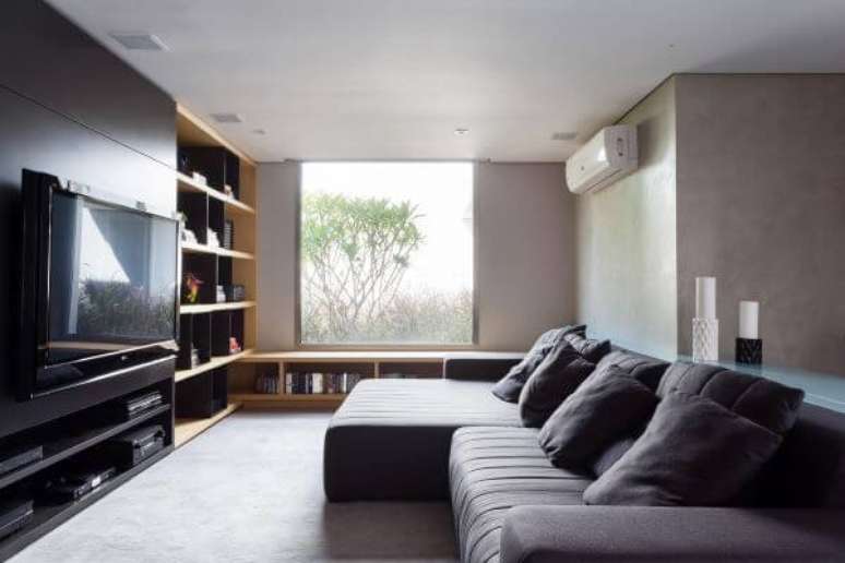 42. Sala de tv com almofadas grandes e confortáveis no sofá – Foto Consuelo Jorge