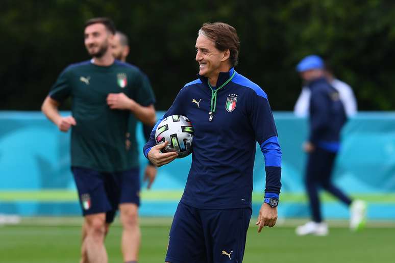 Mancini convocou uma ampla lista de 34 jogadores para três partidas das Eliminatórias da Copa