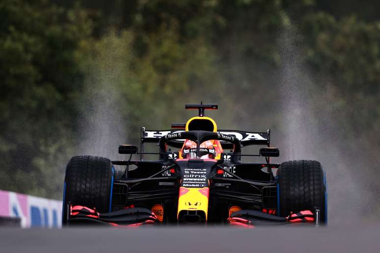 Max Verstappen larga de rosto para o vento em Spa 