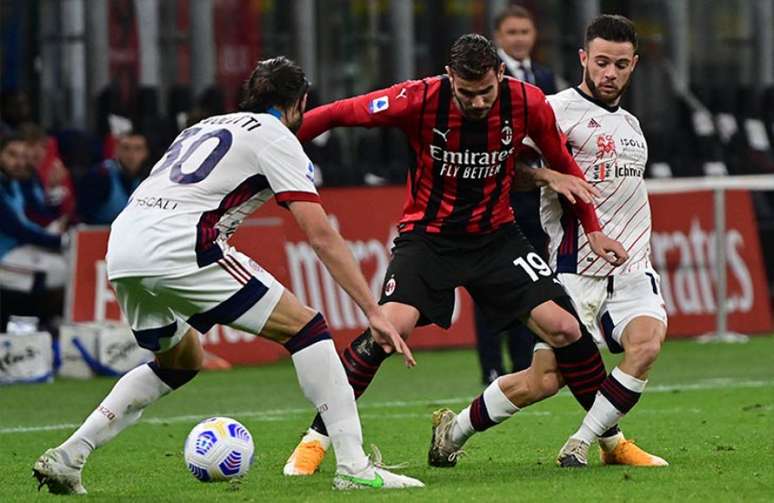 Milan e Cagliari enfrentam-se pela Serie A (Foto: MIGUEL MEDINA / AFP)