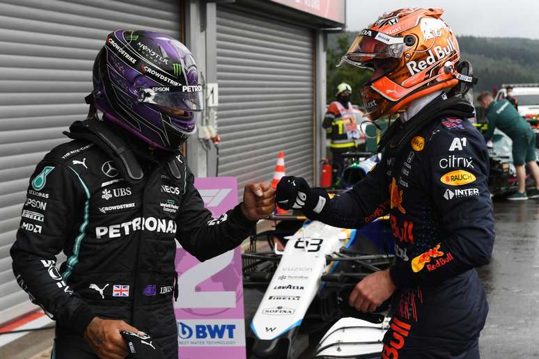 Lewis Hamilton é cumprimentado pelo pole Max Verstappen em Spa 