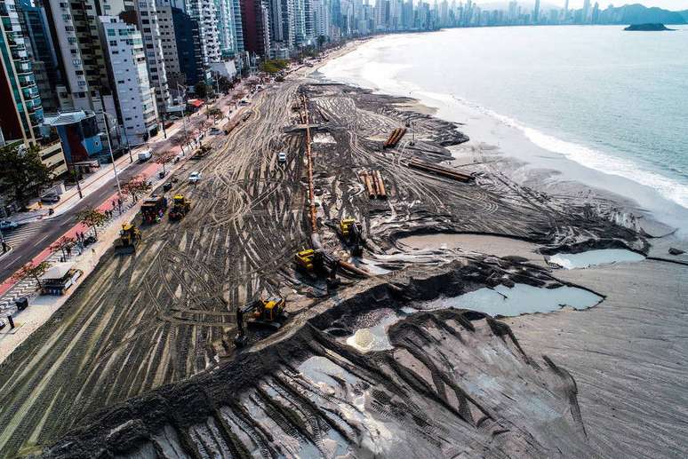 Obra em Balneário Camboriú vai aumentar faixa de areia da praia 