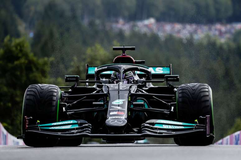 Lewis Hamilton lutou pela pole até o fim, mas vai largar em terceiro 