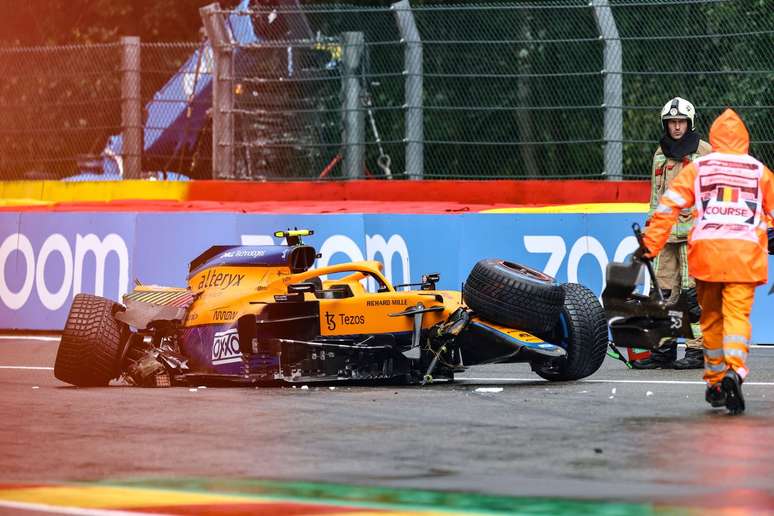 O carro da McLaren ficou destruído 