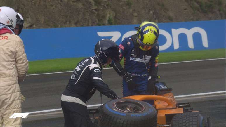 Lando Norris deixa seu carro após forte batida no treino de classificação na Bélgica