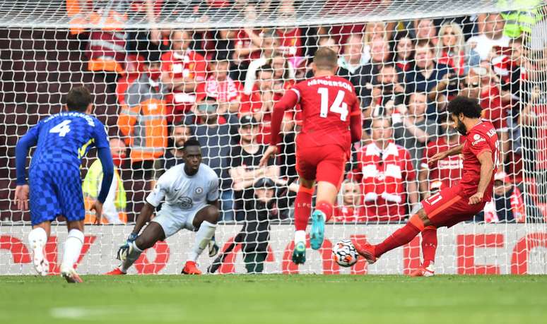 Salah cobra pênalti para garantir o empate do Liverpool com o Chelsea