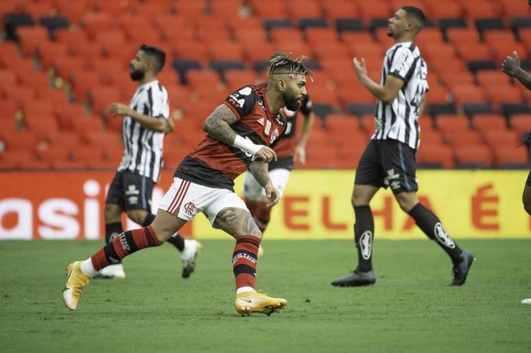 Gabigol comemorando um de seus gols pelo Flamengo contra o Santos (Foto: Alexandre Vidal/Flamengo)