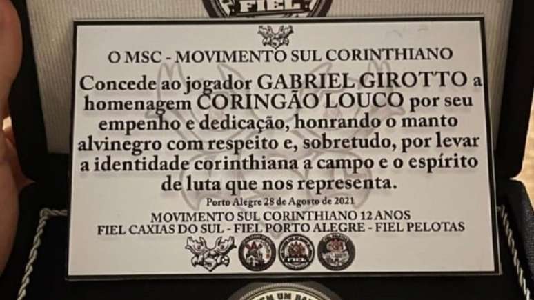Placa que Gabriel recebeu de um grupo de torcedores em Porto Alegre (Foto: Reprodução/Instagram)