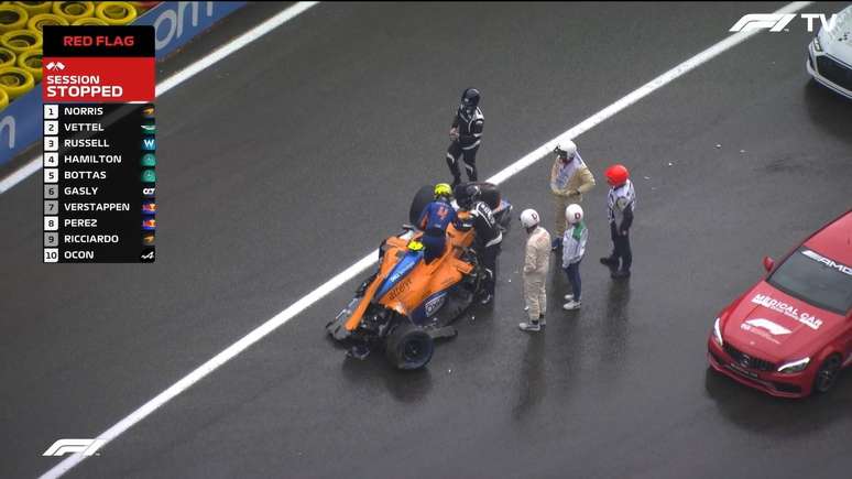 Norris foi atendido rapidamente pelo carro m&eacute;dico e saiu sozinho 