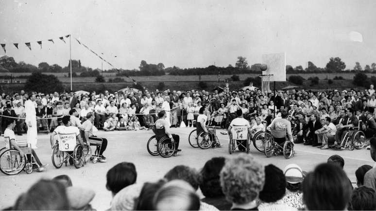 A equipe de basquete dos EUA marca contra a Holanda nos Jogos Internacionais de Stoke Mandeville em 30 de julho de 1955