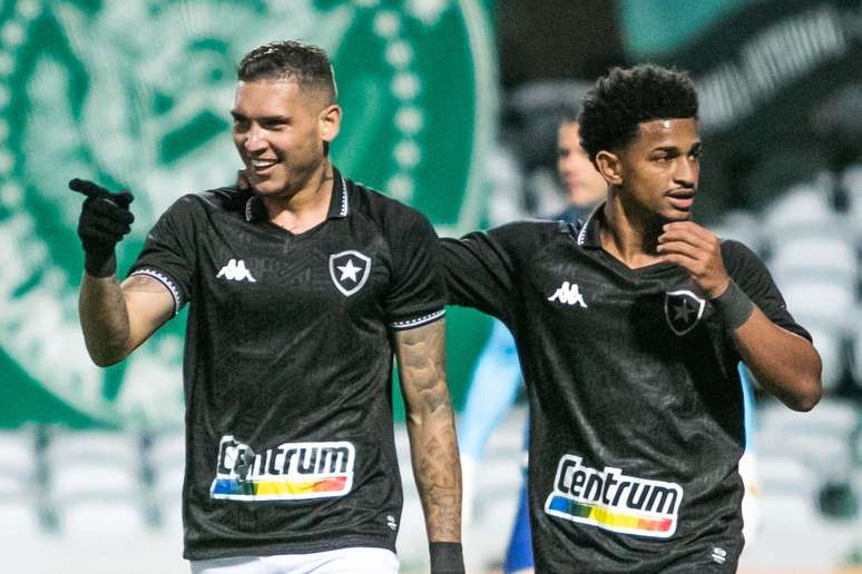 Botafogo vence o Coritiba no Paraná e dorme no G4 da Série B