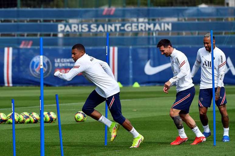 Mbappé, Messi e Neymar em treino do PSG; atacante francês ficou no clube e formará trio ofensivo com os outros dois astros