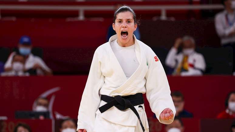 Judoca Alana Maldonado comemora após conquistar o ouro na Paralimpíada