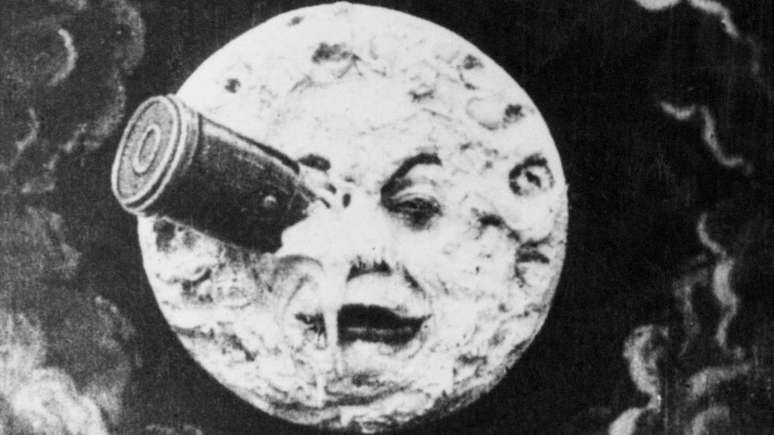 No filme 'Viagem à Lua', de George Melies, de 1902, astrônomos fazem uma visita ao satélite, que já está povoado, mas não se instalam por lá