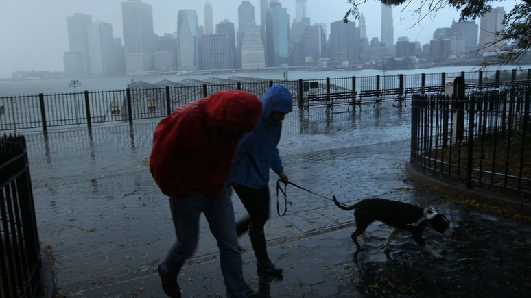Em seu caminho para o norte, o furacão Sandy foi bloqueado por um anticiclone e retornou à costa leste dos EUA, causando destruição em Nova York e Nova Jérsei