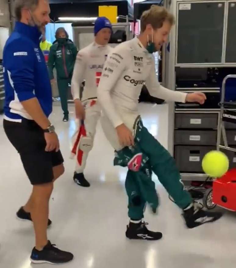 Vettel jogou um 'golzinho' com os amigos da Haas (Foto: Reprodução/Instagram)