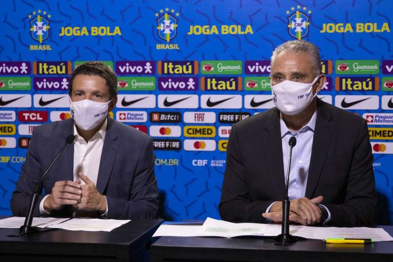Juninho Paulista e Tite, na sexta-feira, quando confirmaram a convocação de nove jogadores para a Seleção