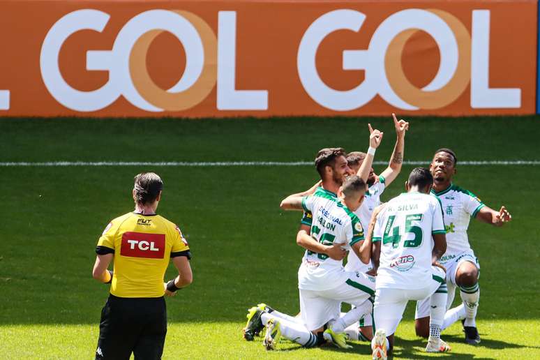Fabrício Daniel (de frente) comemora com seus companheiros um dos seus dois gols neste domingo