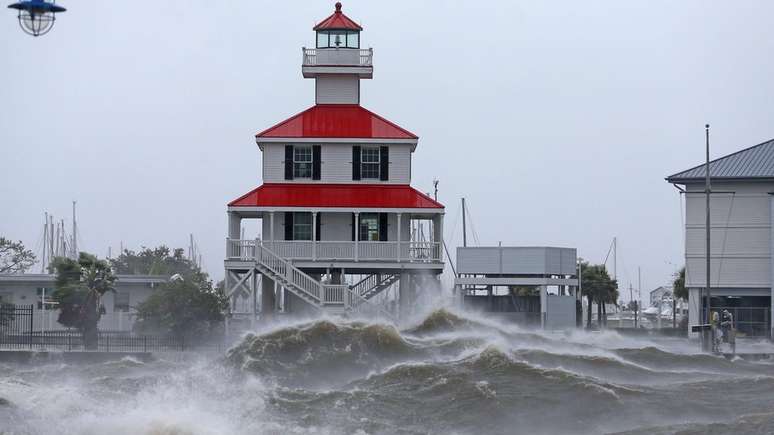 Na costa, furacão pode gerar ondas de até 4,8 metros de altura