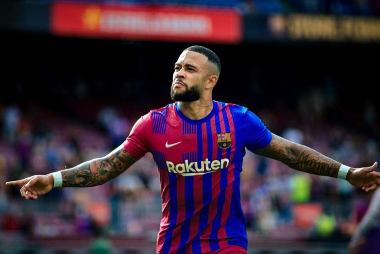 Depay comemora após marcar o segundo gol da vitória do Barcelona