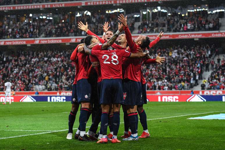 Jogadores do Lille comemoram gol na vitória deste domingo sobre o Montpellier
