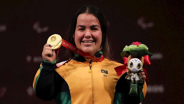 Mariana D'Andrea no pódio com a medalha de ouro que conquistou no halterofilismo